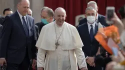 Pope Francis’ general audience in the San Damaso Courtyard of the Apostolic Palace, May 12, 2021./ Daniel Ibañez/CNA.