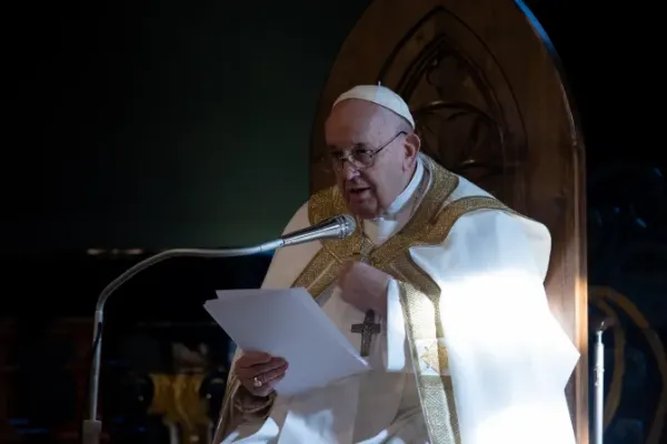 Pope Francis: Through the Paradox of the Cross, Jesus "embraced our death"