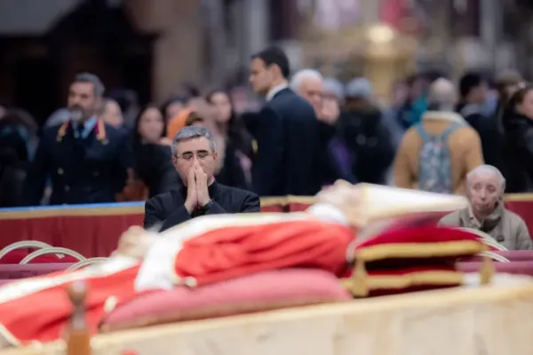 Scenes From a Day of Grief and Gratitude: 65,000 Pay their Respects to Benedict XVI