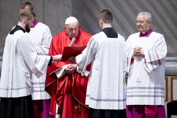 Pope Francis Presides Over Good Friday Liturgy, Papal Preacher Reflects on "total powerlessness of Calvary"