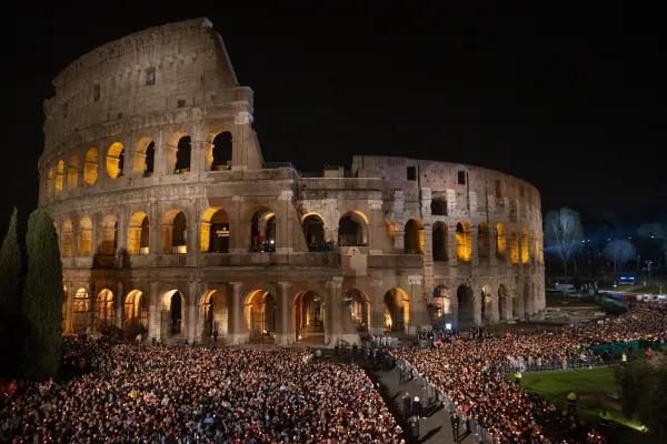 Pope Francis Skips Way of the Cross in Rome, Tens of Thousands Pray his Meditations