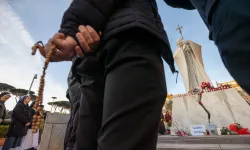 A faithful holds a rosary while praying for Pope Francis near the statue of St. John Paul II outside Gemelli hospital on Saturday, Feb. 22, 2025 / Credit: Daniel Ibáñez/CNA