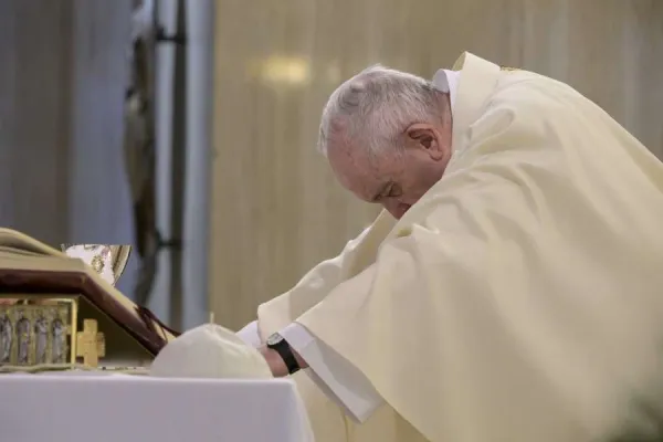 Pope Francis Offers Mass for "anonymous" Coronavirus Victims