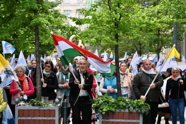 Hundreds of Faithful Gather in Prayer for Pope Francis at Budapest’s Oldest Parish Church