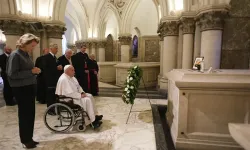 Pope Francis prays at the tomb of Belgian king who chose to abdicate rather than sign an abortion law. Sept. 28, 2024. / Credit: Vatican Media