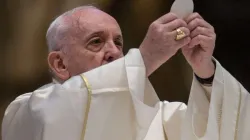 Pope celebrates Mass in St. Peter's on Holy Thursday. Credit: EWTN-CNA Photo/Daniel Ibáñez/Vatican Pool.