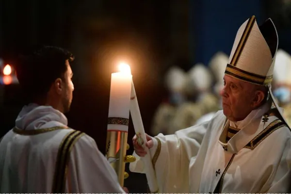 "The Risen Lord loves us without limits": Pope Francis at Easter Vigil