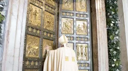 Pope Francis opens the Holy Doors at St. Peter's Basilica to begin the Year of Mercy, Dec. 8, 2015. L'Osservatore Romano.