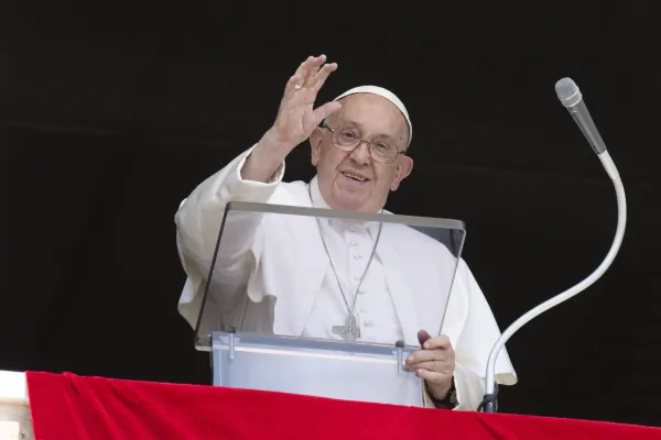 Pope at Angelus: "Material things do not give fullness to life"