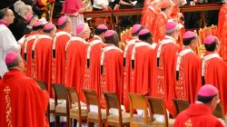 Archbishops wear the pallium they received from Pope Francis in St. Peter’s Basilica, June 29, 2014. / Credit: Daniel Ibáñez/CNA
