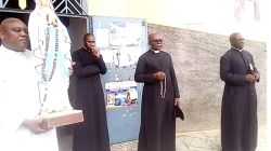 Priests in the Archdiocese of Douala reciting the Rosary with the Statue of the Blessed Virgin Mary during Monday's Procession around the city of Douala, Cameroon. / ACI Africa