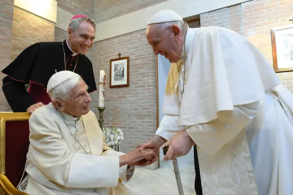 Pray for a "very ill" Benedict XVI: Pope Francis