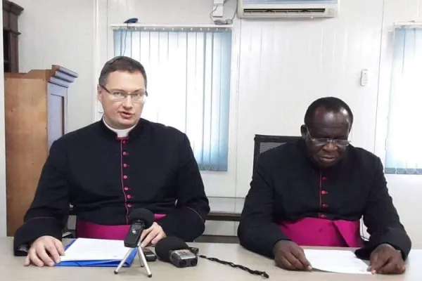 Msgr. Visvaldas Kulbokas (left), Delegate of the Congregation for the Evangelization of Peoples and Msgr. Mark Kadima (right), Chargé d’Affaires of the Apostolic Nunciature in South Sudan during Press Conference in Juba, South Sudan on March 6, 2020 / ACI Africa