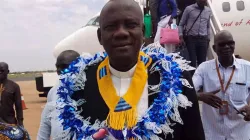 Mons. Emmanuel Bernardino Lowi Napeta speaking to journalists at Juba International Airport on Thursday, November 17. Credit: Radio Bakhita