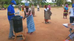 A woman washes her hands at shelter distribution for displaced families in Metuge district in Cabo Delgado. / United Nations Office for the Coordination of Humanitarian Affairs (OCHA).