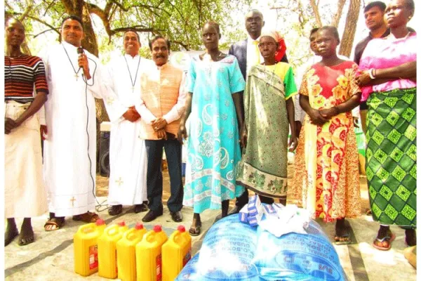 Members of the Society of Missionaries of Mary Immaculate (MMI) partnering with the Catholic Agency for Overseas Development (CAFOD) to provide food and torchlights to hundreds of flood-affected populations in South Sudan. / ACI Africa