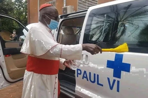 Philipp Cardinal Ouedraogo blesses the new ambulance donated by the Archdiocese of Seoul to the St. Paul VI Hospital Ouagadougou, Burkina Faso. / Archdiocese of Ouagadougou