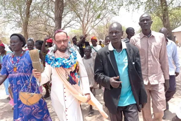 Bishop Christian Carlassare welcomed at the Mapuordit community in South Sudan. Credit: Fr. Wanyonyi Eric Simiyu, S.J. (Rumbek)