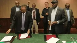 Sudanese Prime Minister, Abdalla Hamdok (left) and Abdel al-Hilu (right), the leader of the Sudan People’s Liberation-North rebel group, on September 3 signed a declaration in the Ethiopian capital Addis Ababa that put an end to decades of Islamic rule in Sudan / Courtesy Photo