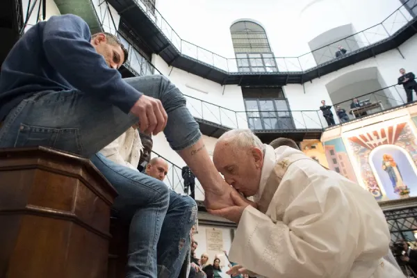 Pope Francis Scheduled to Wash Feet of 12 Prisoners on Holy Thursday 2022