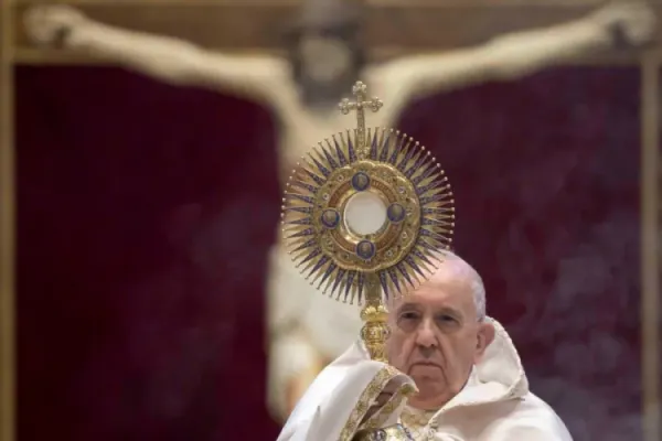 Pope Francis Recalls Nights Spent in Eucharistic Adoration in his Youth