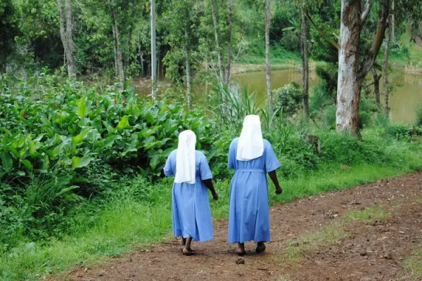 Daughters of the Resurrection walking in Bukavu/ Credit: Aid to the Church in Need (ACN)