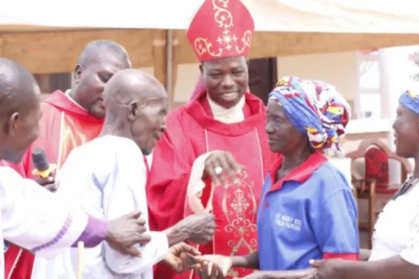 Elderly Couple in Nigeria Lauded for “uncommon faith in the Eucharist” at Wedding