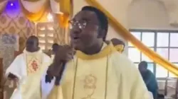 Fr. Peter Kusi Twumasi, Acting Rector of St. Stephen Rectorate, Bodomase singing “Aseda” by King Paluta, a popular Ghanaian secular artist, during Holy Mass on Sunday, 11 August 2024