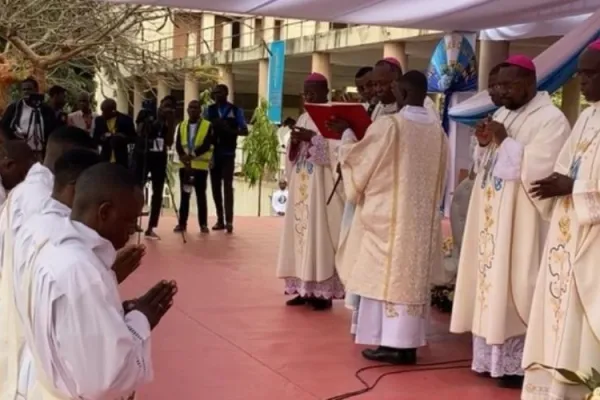 Catholic Archbishop in Angola Urges Newly Ordained Priests to Be “at the service of others” after the Example of Jesus