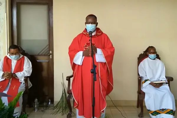 Bishop António Juliasse Ferreira Sandramo during the Palm Sunday Mass streamed live on Facebook. / Courtesy Photo