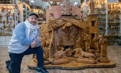 Bassem Giacaman in his shop in Bethlehem in December 2024. The artisans in Bethlehem are almost all Christians. They primarily work with olive wood. Most of the businesses in Bethlehem are family businesses. / Credit: Marinella Bandini