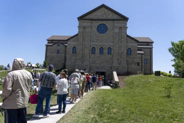 Thousands Visiting Sister Wilhelmina's Body Over Holiday Weekend