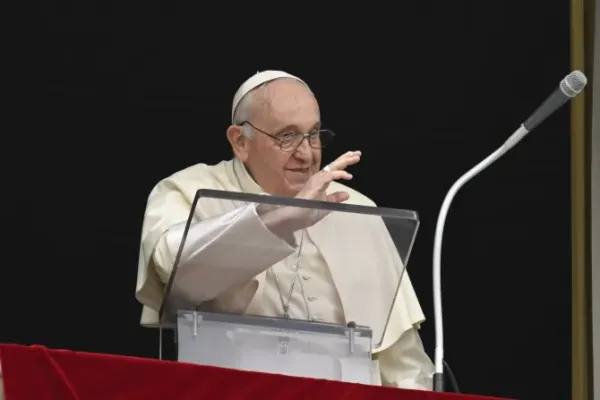 Pope Francis: Discernment Helps us Find the Gems among the Junk