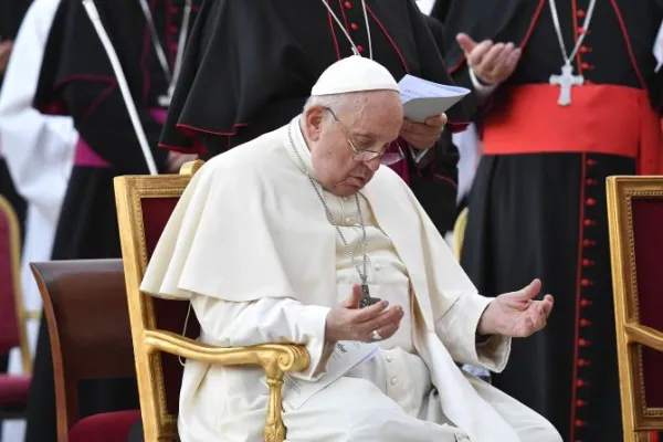 Pope Francis Calls Silence "essential" at Prayer Vigil for Synod on Synodality