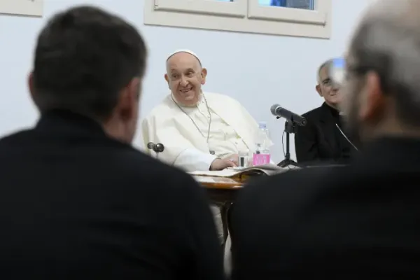 Pope Meets with Priests, Families to Confront Poverty, Social Marginalization