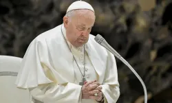 Pope Francis prays at his general audience Dec. 20, 2023, in Paul VI Hall at the Vatican. / Credit: Vatican Media