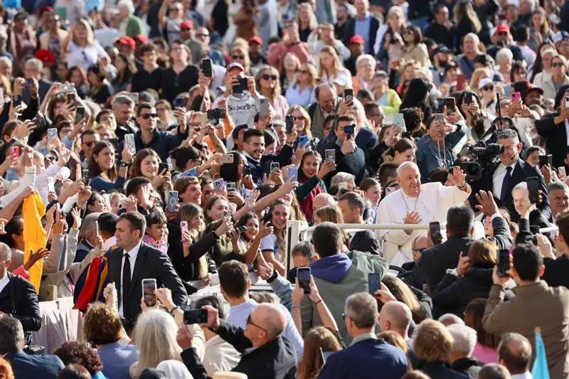 Pope Francis greets pilgrims at his general audience in St. Peter's Square on Wednesday, Sept. 18, 2024. / Credit: Daniel Ibáñez/CNA