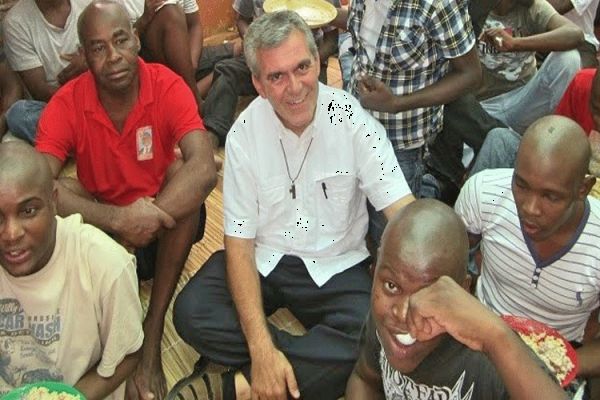 Fr. Antonio Perretta, director of Casa da Misericórdia, Archdiocese of Maputo in Mozambique, with inmates in one of the prisons in Maputo.