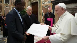 Pope Francis presents the Ratzinger prize to Jesuit Fr Paul Bere during a ceremony at the Vatican on November 9, 2019. / Vatican Media