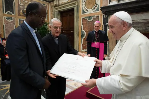 Pope Francis presents the Ratzinger prize to Jesuit Fr Paul Bere during a ceremony at the Vatican on November 9, 2019. / Vatican Media