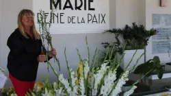 Odile Desjardins, Florist decorating Marie Reine de la Paix, Port Louis / ACI Africa