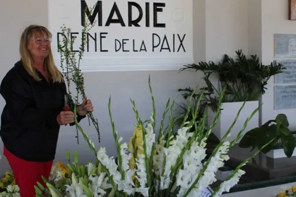 Florist at Papal Mass 30-year Ago Adorns Sanctuary in Mauritius, Uses Natural Flowers