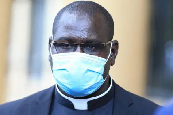 Fr. Richard Oduor who has been freed on cash bail by the magistrate at Kenya’s Milimani Law Court. He is accused of “negligently” spreading COVID-19. He has denied the charges