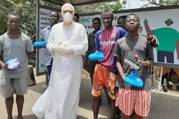 Fr. Andrew Campbell, SVD, founder of the Christ the King Soup Kitchen Project in Ghana in 2016 with some street children during a soup kitchen feting in Accra on April 1, 2020. / Soup Kitchen Team