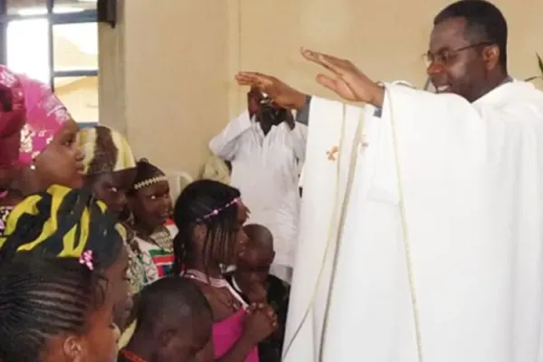 Fr. George Ehusani of Nigeria’s Lokoja Diocese, blessing some children during Holy Mass. Credit: Fr. George Ehusani/georgeehusani.org