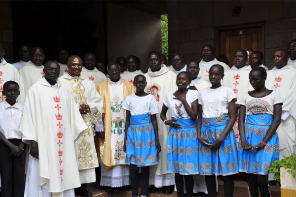 Mons.Thomas Oliha in the company of other priests and altar girls at the end of Holy Mass at the Apostles of Jesus Shrine Catholic Church, Langata, Nairobi, Kenya on October 13, 2019 / ACI Africa