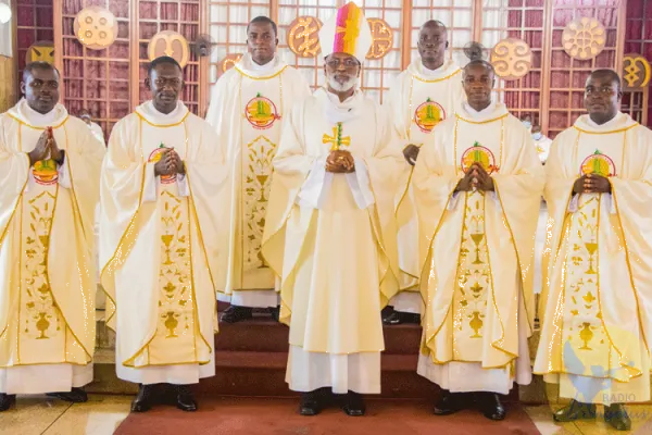 Archbishop Charles Gabriel Palmer-Buckle of Cape Coast with six
new Priests, he ordained for the Accra Archdiocese at the Holy Spirit Cathedral on Saturday, September 19, 2020. / Radio Angelus