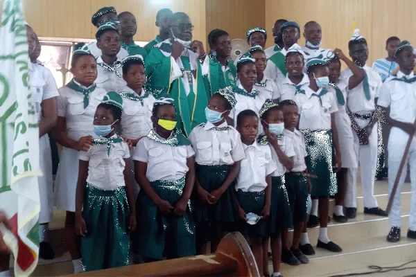 Fr. Bonaventure Kwofie, outgoing parish Priest of St. Stephen Catholic Church at Darkuman in Accra with Children of the Catholic Youth Organisation (CYO) during his send-off Mass on Sunday, September 20, 2020. / ACI Africa.