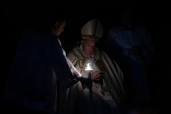 Pope Francis at Easter Vigil: Christ "is the one who brings us from darkness into light"