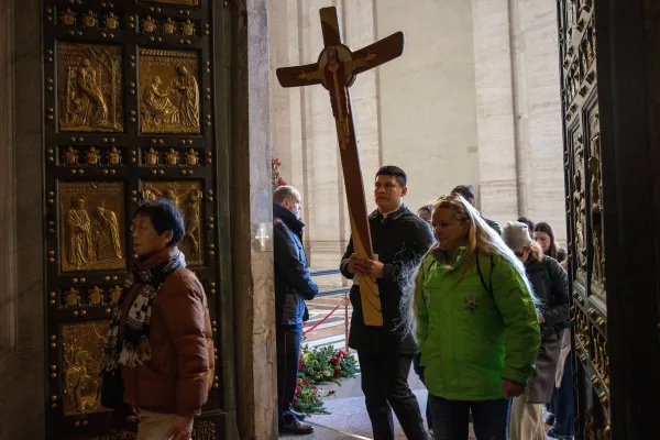 Pilgrims From All Over the World Pass Through Holy Door of St. Peter’s Basilica: PHOTOS